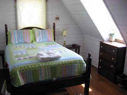 cabin1e.jpg (26935 bytes)