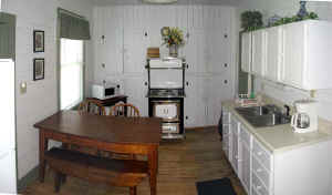 cabin2c.jpg (35876 bytes)