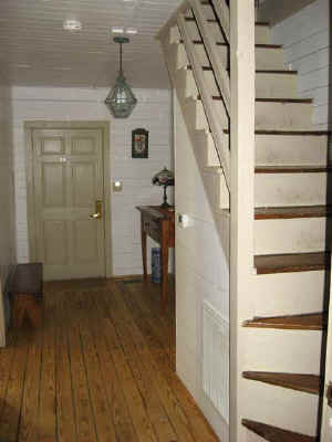 cabin2i.jpg (28711 bytes)